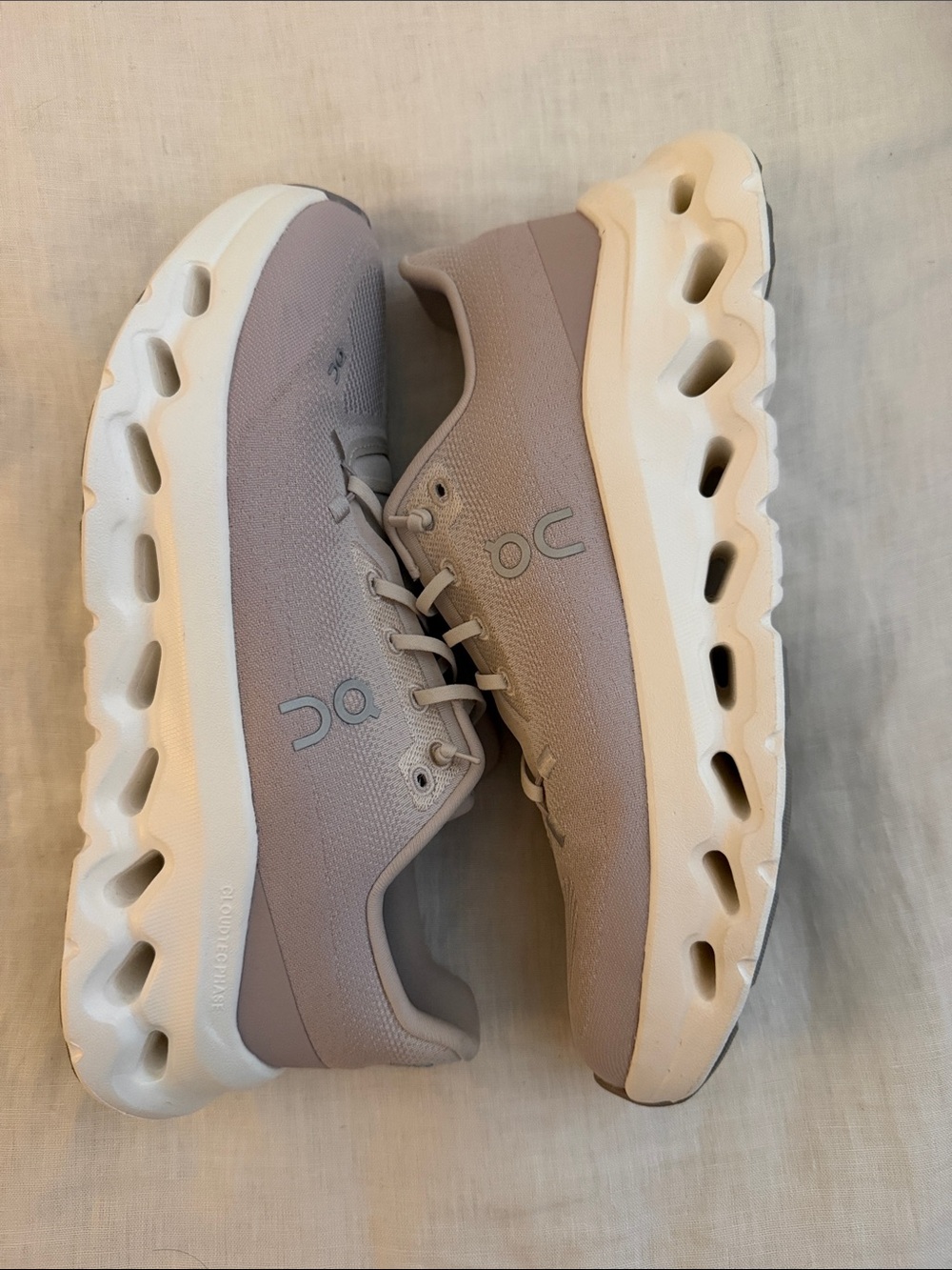 OnCloud women Cloudtilt lavender|white
BESTSELLER
$170 Running Sneakers Sz 9 NEW - Picture 3 of 10
